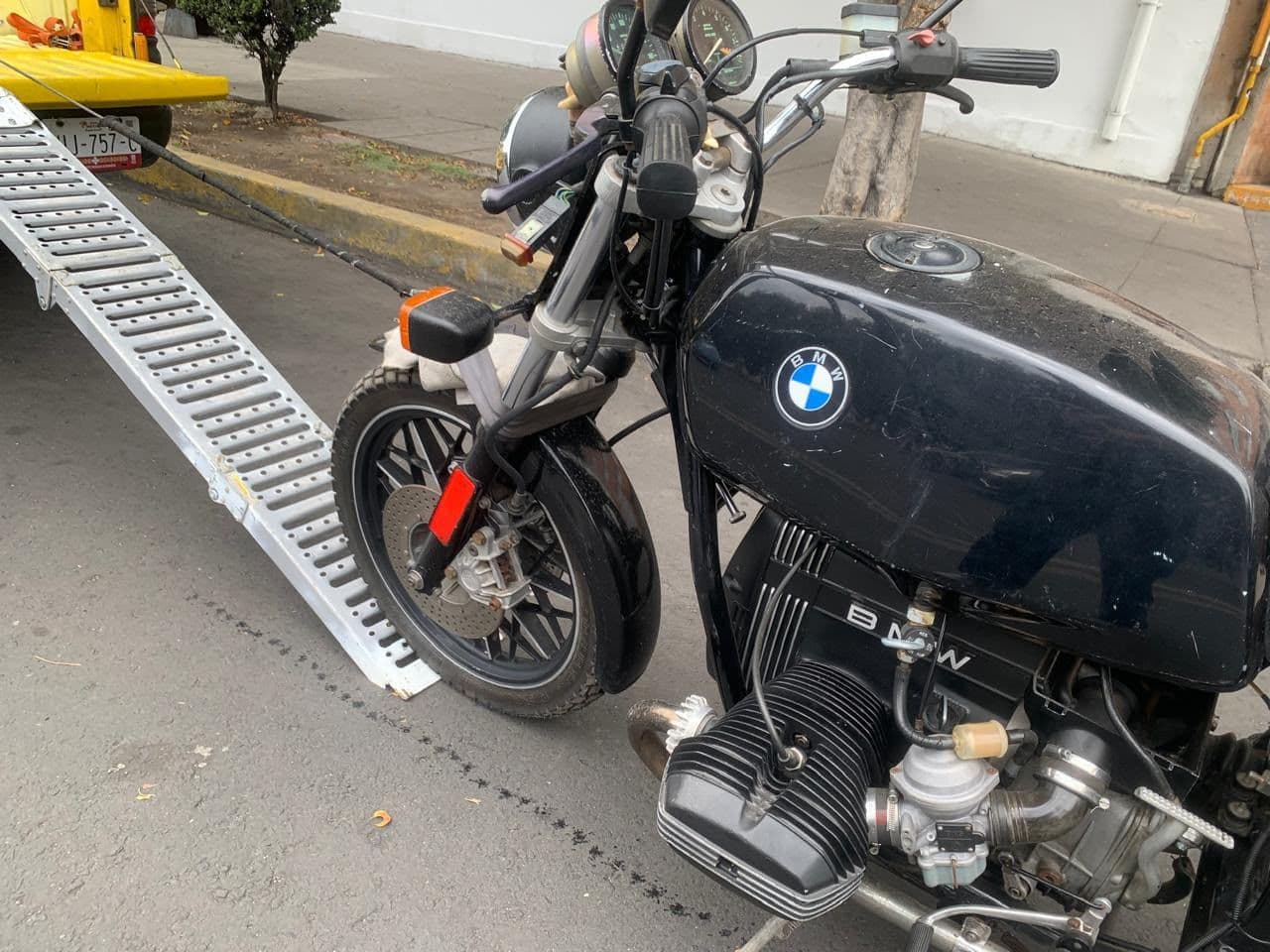 Motocicleta BMW clásica junto a la rampa de carga de Moto-ResQ