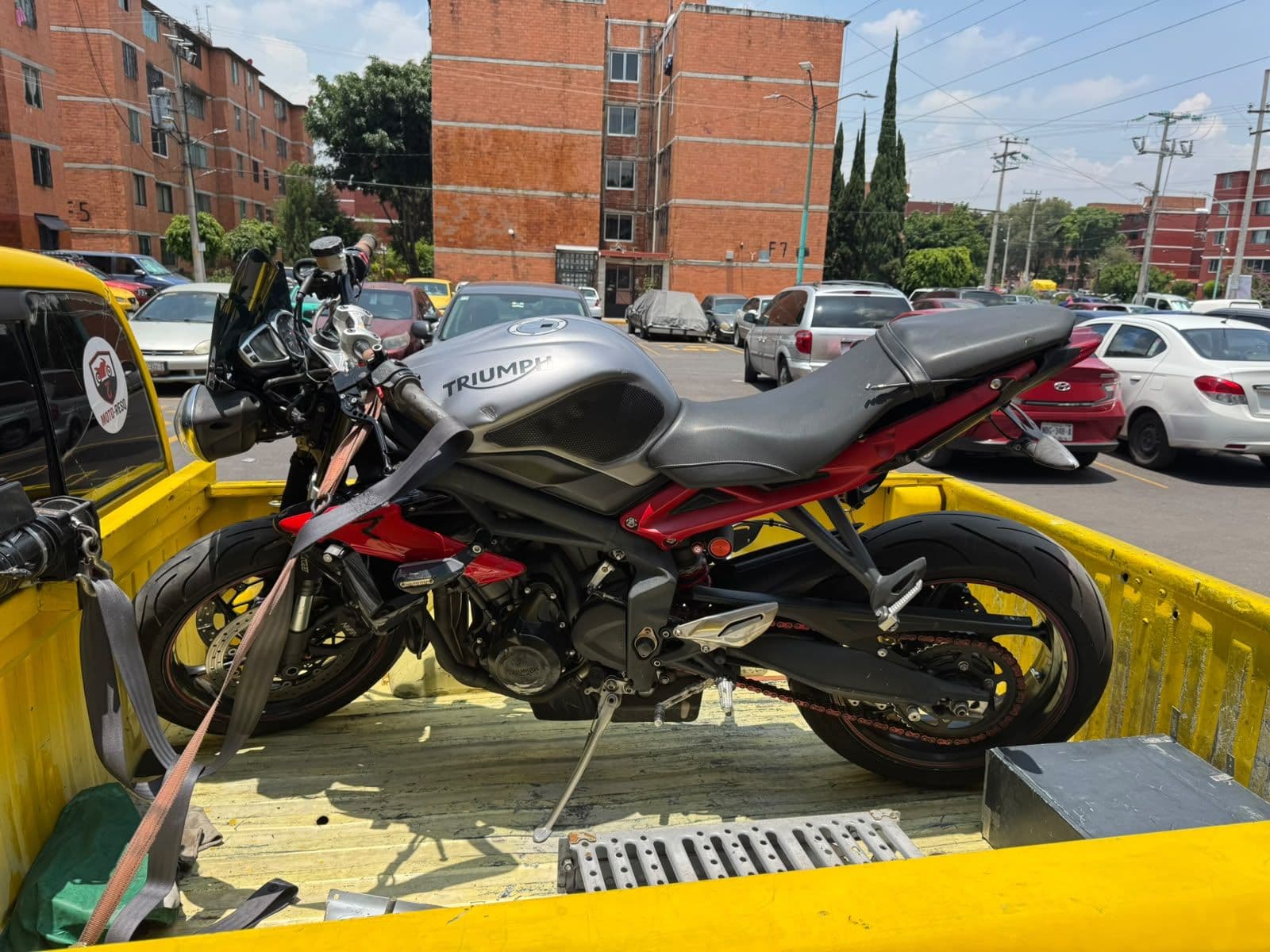 Motocicleta Triumph asegurada con correas en la grúa de Moto-ResQ