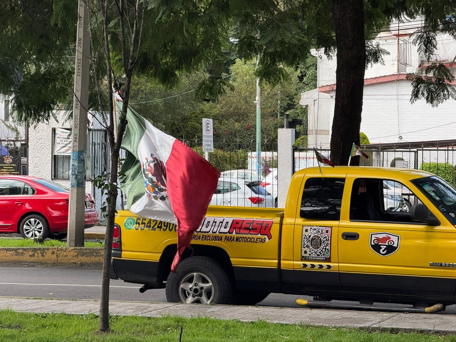 Grúa de Moto-ResQ estacionada en la calle, lista para un traslado