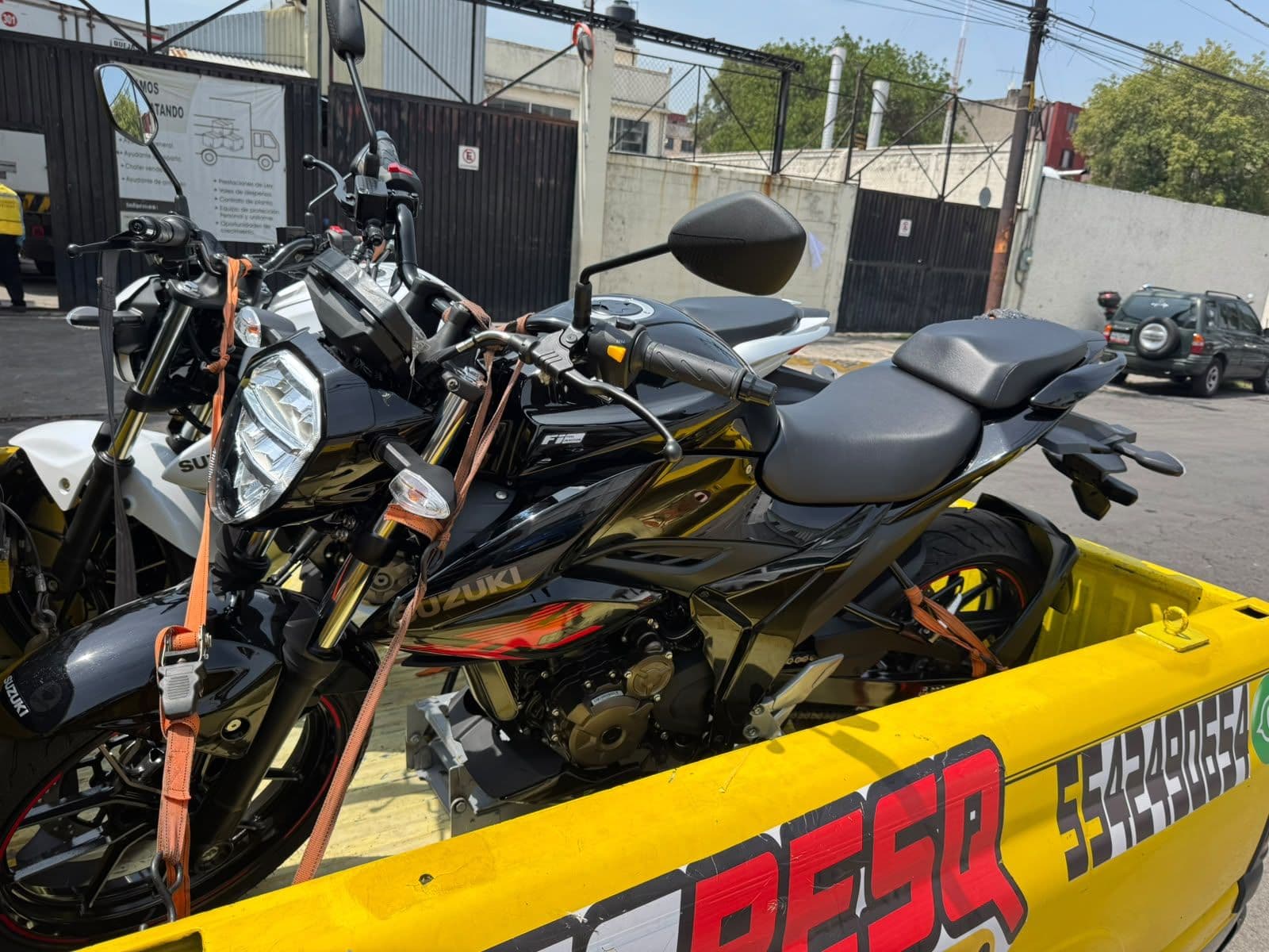 Motocicleta asegurada con correas en la plataforma de la grúa de Moto-ResQ