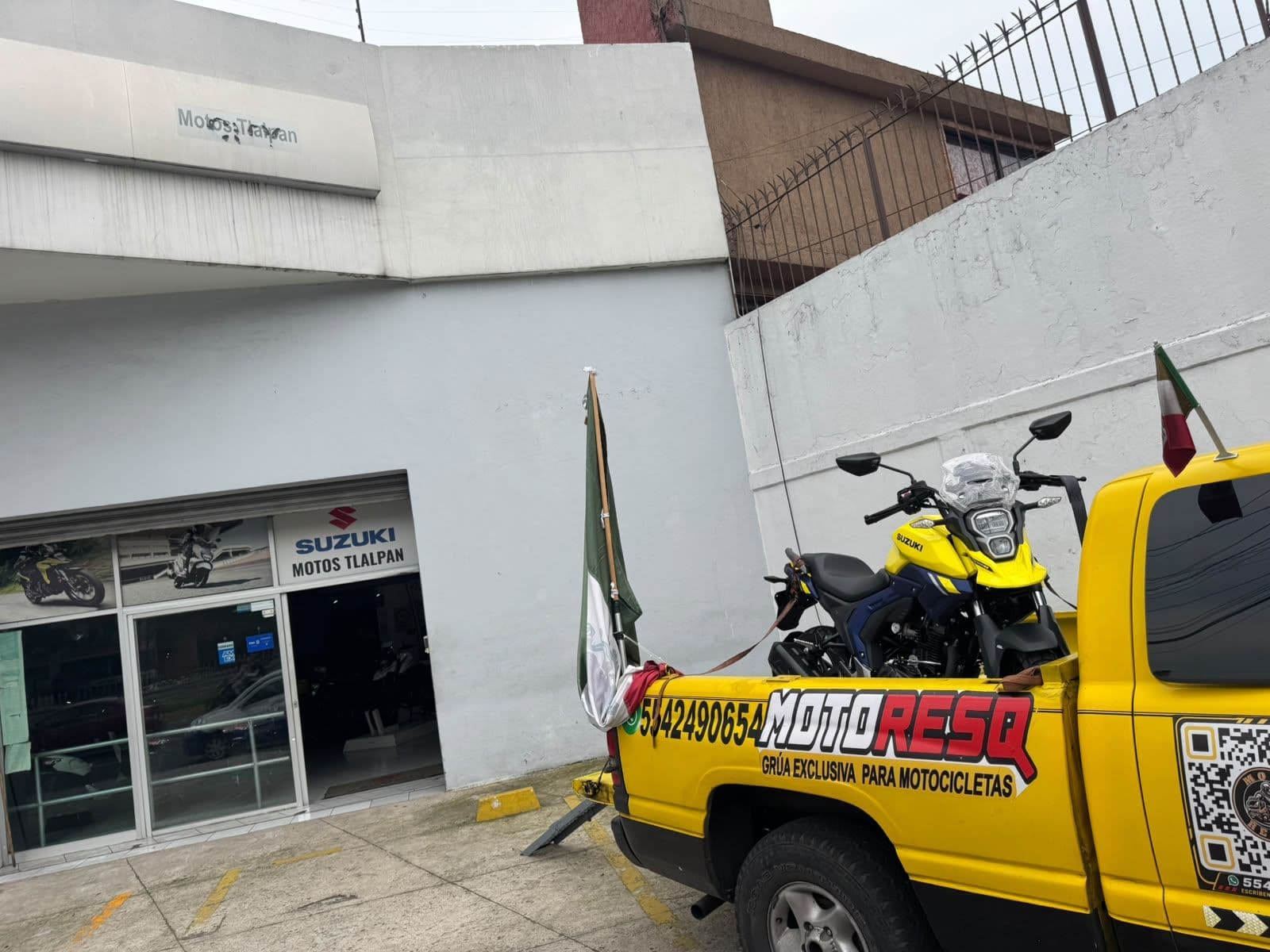 Grúa de Moto-ResQ con una motocicleta frente a una agencia Suzuki en CDMX