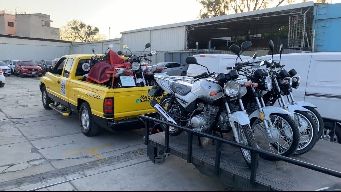 Grúa de Moto-ResQ con un remolque cargado con varias motocicletas en un solo viaje